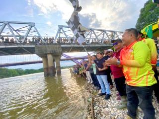 Lautan Penonton Meriahkan Pacu Sampan di Sungai Kampar