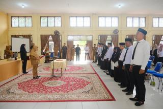 Lantik 11 PAW Bapekam, Bupati Siak Tekankan Sinergi dan Peran Pengawasan