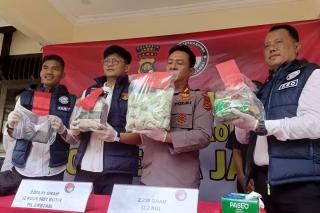 Tiga Warga Riau Ditangkap di Jambi, Bawa 5 Kg Sabu dan Ribuan Pil Ekstasi Pakai Motor