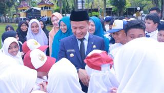 Pemko Pekanbaru Siapkan Seragam Sekolah Gratis untuk Anak Kurang Mampu