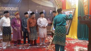 Peluncuran Autobiografi Saleh Djasit di LAMR Berlangsung Khidmat dan Sarat Nuansa Adat