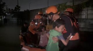Banjir Rendam Pekanbaru, 6 Warga di Rumbai Timur Dievakuasi Basarnas Pekanbaru