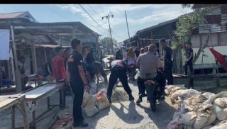 Polri dan Warga Panipahan Gotong Royong Perbaiki Jalan dan Bersihkan Masjid