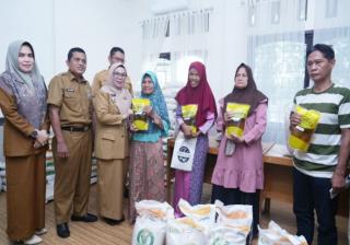 Program Badan Pangan Nasional Digulirkan di Kampar, Bulog Salurkan Beras dan Minyak ke Warga