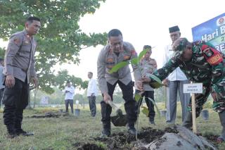 Isa Imam Syahroni Ajak Tanam Pohon di Panipahan, Peringati Hari Bumi Lewat Gerakan Green Policing