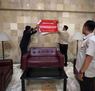 Tunggak Pajak Bertahun-tahun, Hotel di Sudirman Dipasangi Stiker Peringatan