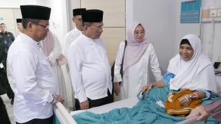 Jenguk CJH Sakit di Batam, Bupati Rohil H. Bistamam Beri Dukungan dan Doa