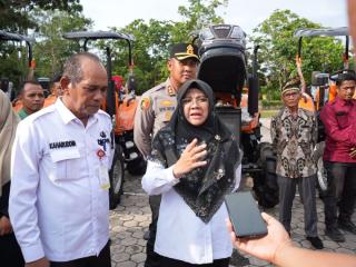 Bupati Afni Salurkan Alsintan Rp8,7 Miliar ke 20 Kelompok Tani di Siak