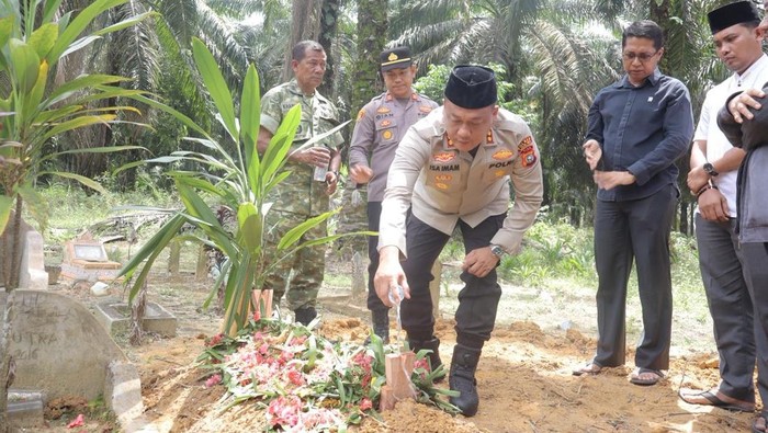 Kapolres Rohil Hadiri Pemakaman Bocah Korban Kekerasan, Tegaskan Komitmen Usut Tuntas Kasus