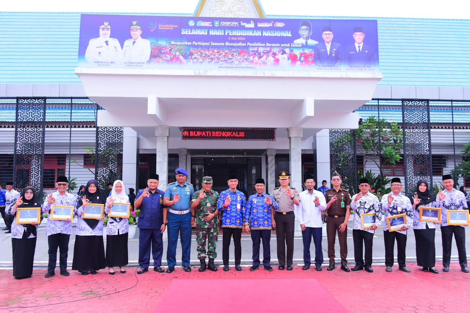 Pemkab Bengkalis Gelar Apel Hardiknas 2026, Beri Penghargaan kepada Insan Pendidikan Berprestasi