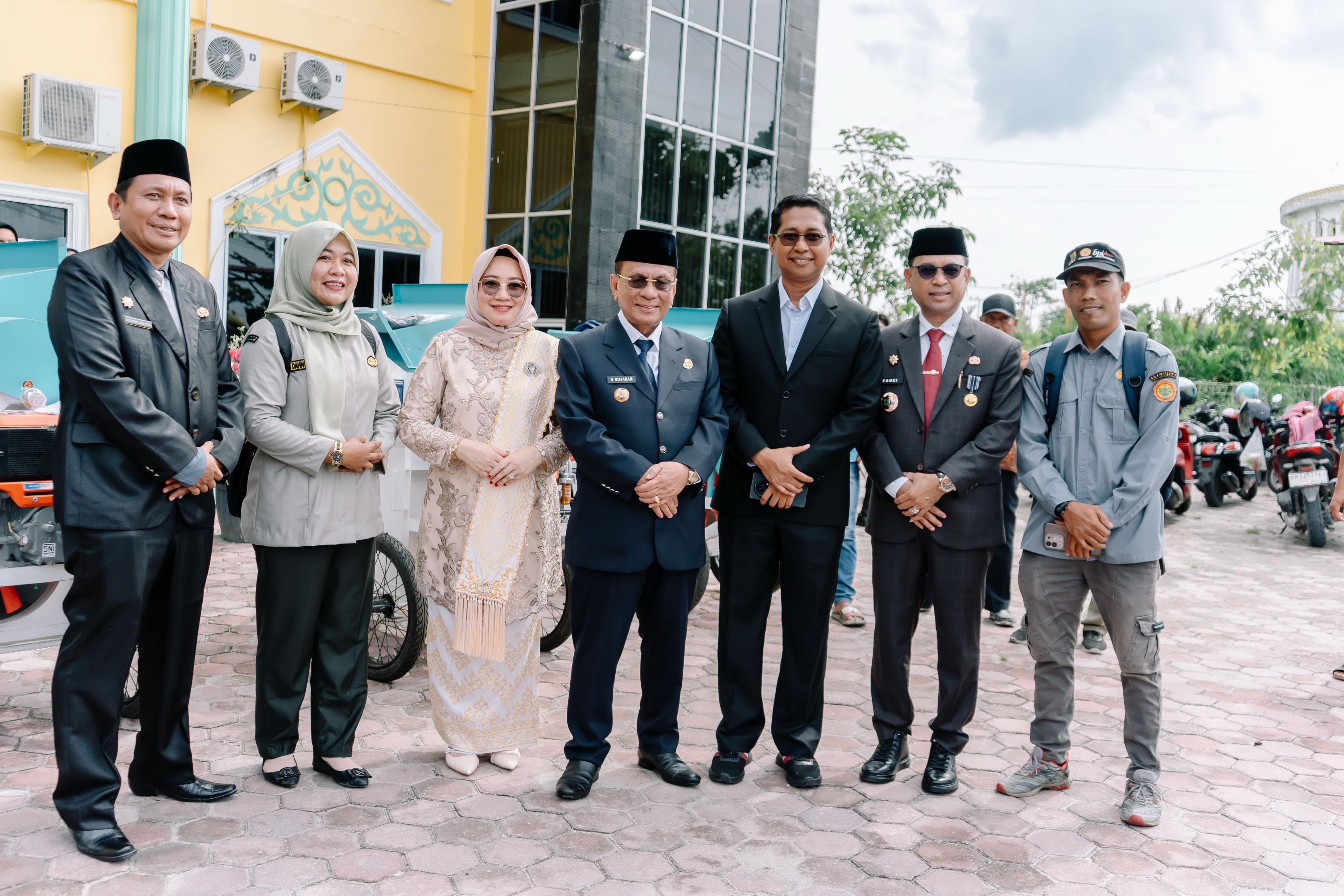 H. Bistamam Salurkan Alsintan OPLAH 2025, Dorong Produktivitas Petani Rohil