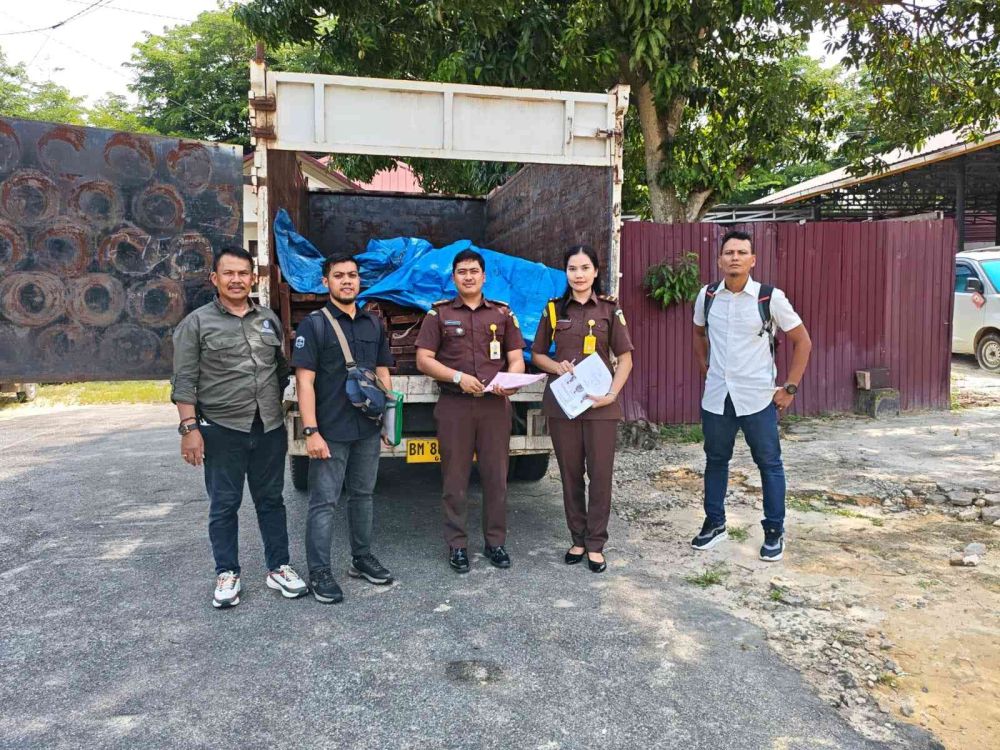 Gakkum LHK Limpahkan Tersangka dan Barang Bukti Kayu Ilegal Hasil Hutan Pelalawan