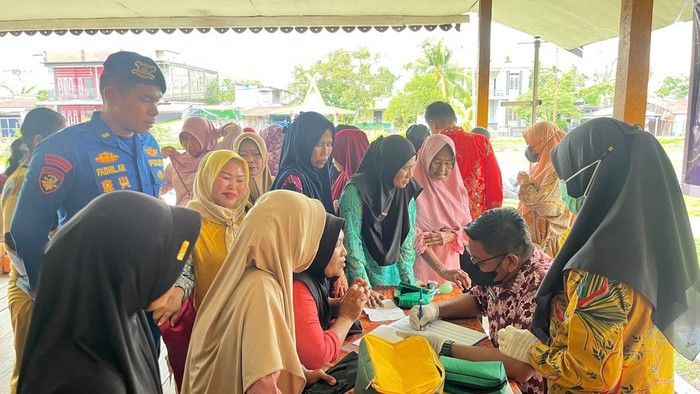Polda Riau Hadir untuk Warga Pesisir, Klinik Apung Layani Kesehatan Gratis di Sungai Guntung