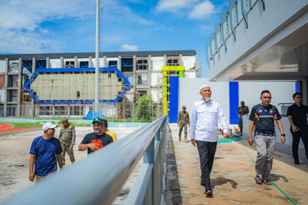 Wako Paisal Tinjau Pembangunan Tribun Stadion Wan Dahlan Ibrahim dan GOR Jelang Peresmian