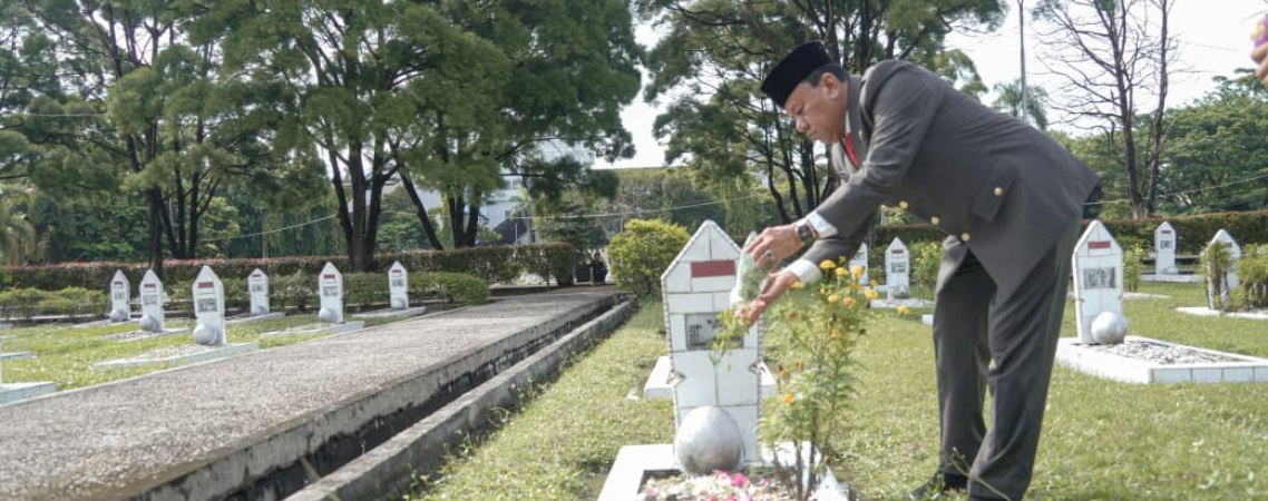 Bupati Kuansing Ziarahi Makam Pejuang Kemerdekaan Datuk Bandaro Kuning di TMP Kusuma Dharma