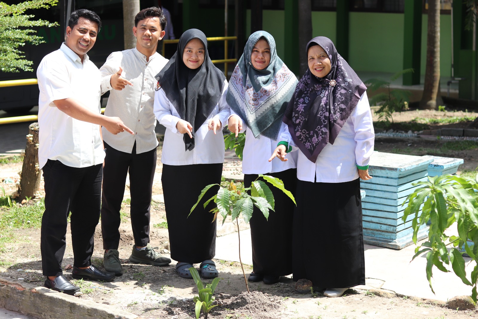 MAN 1 Pekanbaru Dukung Program Ekoteologi Kemenag RI Lewat Gerakan Penanaman Pohon