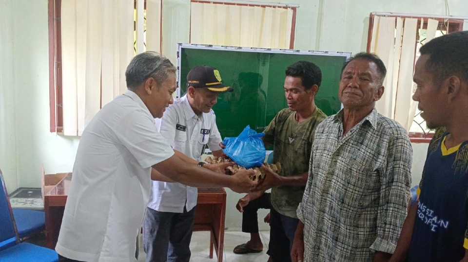 Pemkab Meranti Salurkan Bantuan untuk Ratusan Warga Terdampak Penutupan Panglong Arang