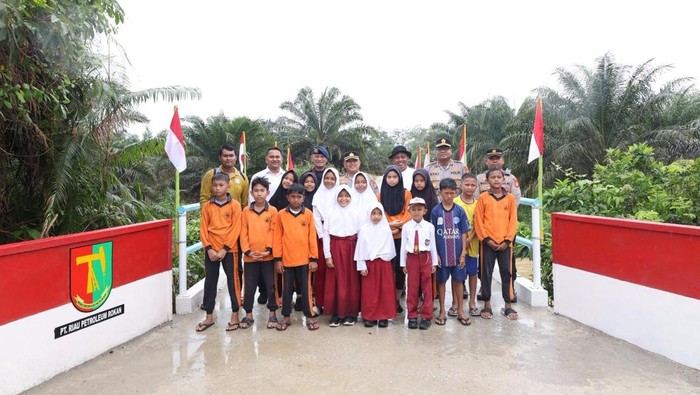 Jembatan Merah Putih Presisi di Kampar Rampung, Anak Sekolah Kini Menyeberang dengan Aman