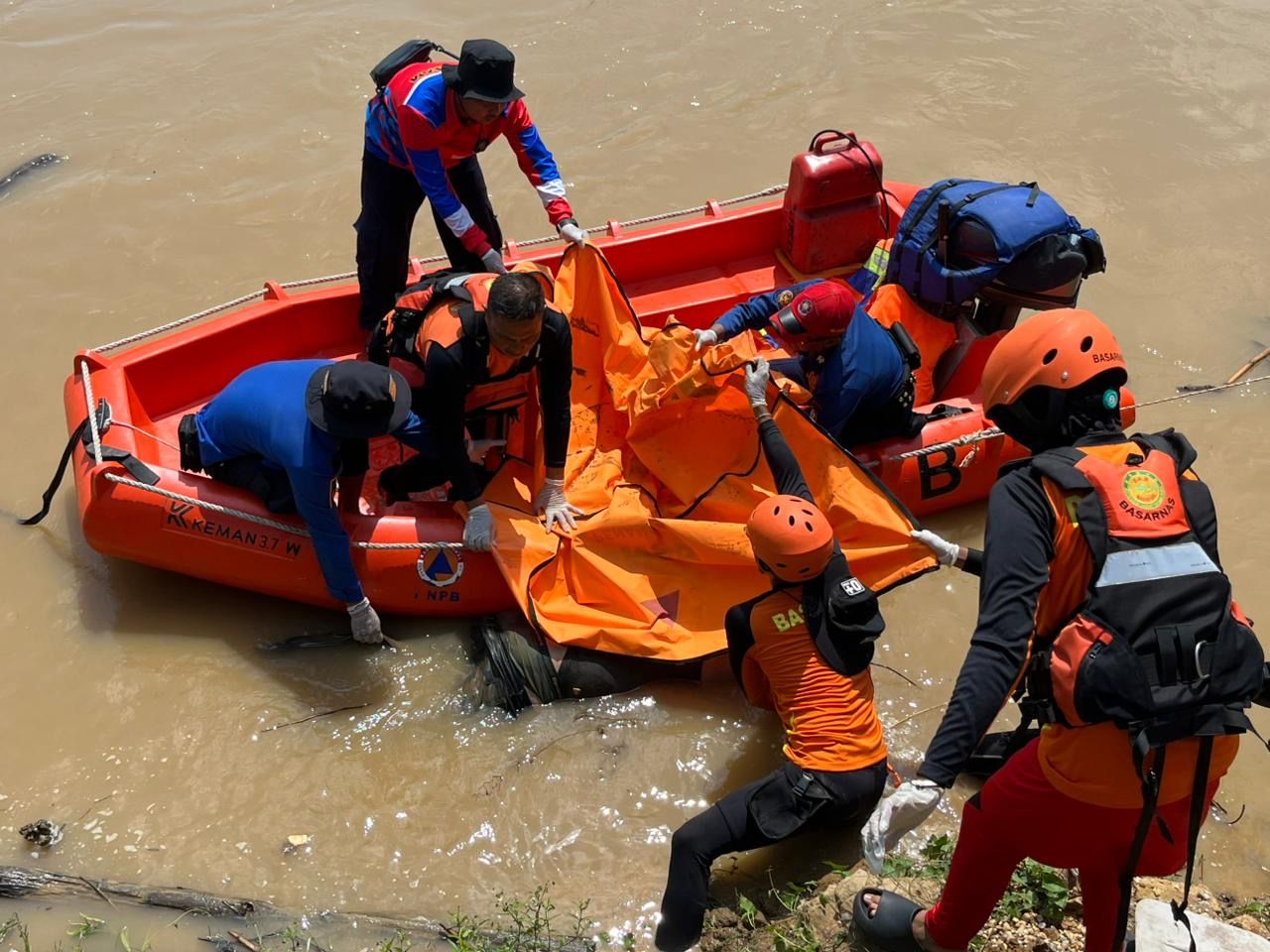 Korban Tenggelam di Sungai Indragiri Ditemukan Meninggal, Tim SAR Evakuasi Jasad Pegawai PNM