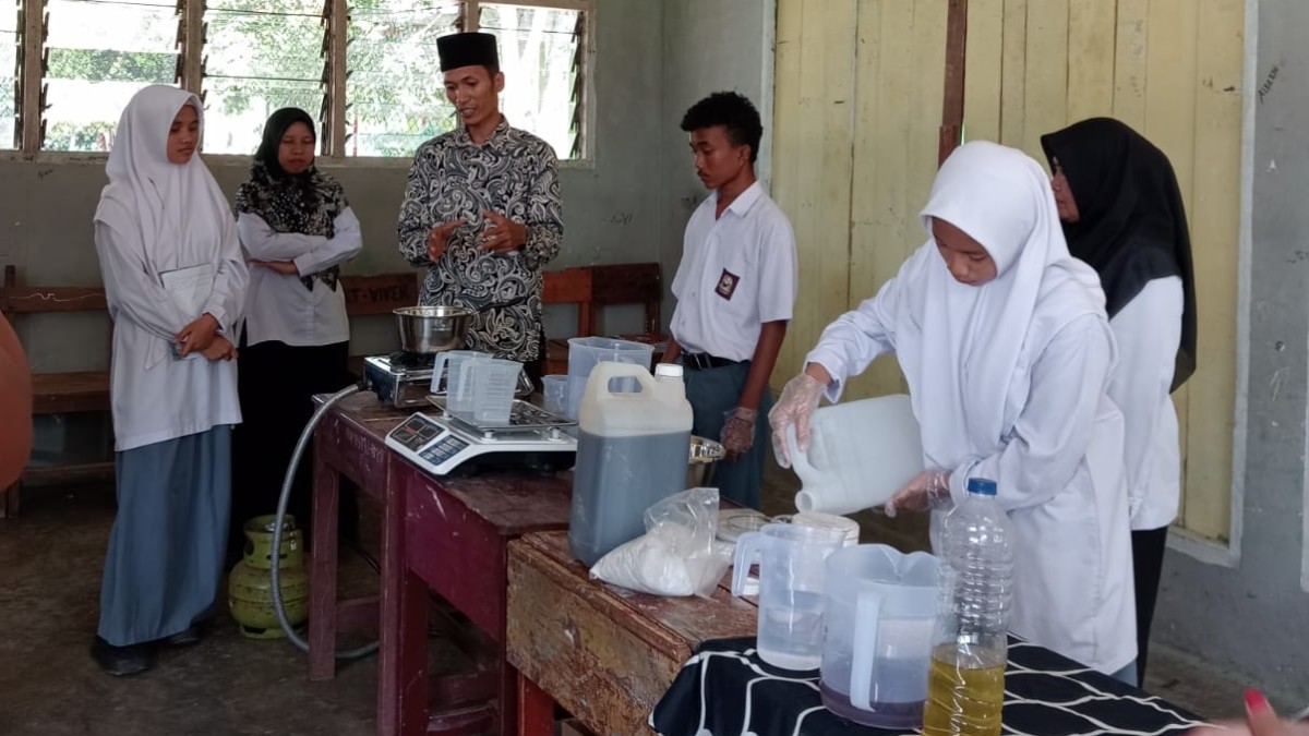 Siswa MAN 5 Kampar Ubah Minyak Jelantah Jadi Biodiesel, Dapat Apresiasi Kemenag Riau