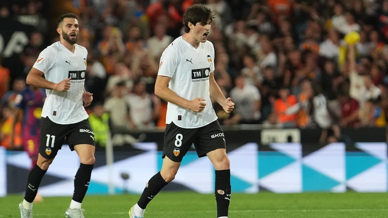 Valencia CF Bangkit di Babak Kedua, Tundukkan Sang Juara FC Barcelona 3-1 di Mestalla