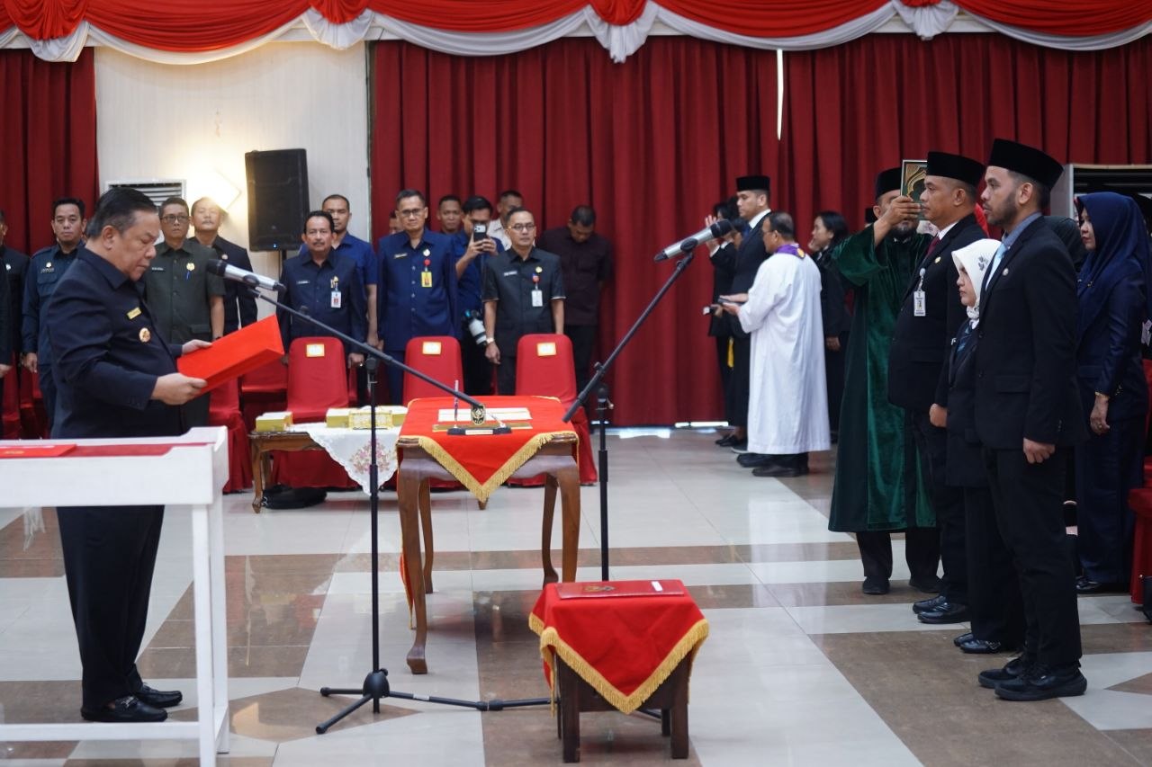 Plt Gubri Lantik 77 Kepala SMA, SMK dan SLB Negeri se-Riau, Tekankan Kinerja dan Amanah
