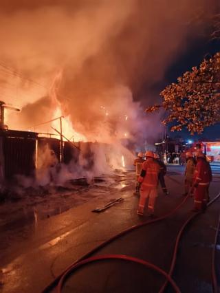 Kebakaran Tengah Malam di Sukajadi Pekanbaru, Tiga Kios Hangus Dilalap Api