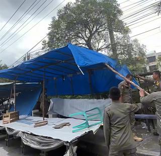 Satpol PP Pekanbaru Tertibkan PKL di Arifin Ahmad–Subrantas, Puluhan Lapak Dibongkar