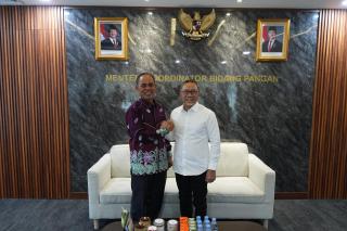 Temui Menko Pangan, Bupati Inhil Dorong Penetapan Harga Minimum Kelapa untuk Lindungi Petani