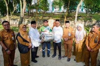 Wawako Sugiyarto Serahkan Sapi Kurban Bantuan Presiden Prabowo ke Masjid Al-Manan