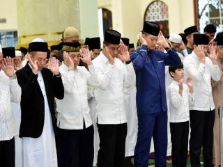 Bupati Kampar Tunaikan Sholat Iduladha 1447 H di Masjid Al-Ihsan Islamic Center Bangkinang