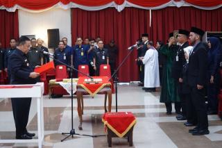 Plt Gubri Lantik 77 Kepala SMA, SMK dan SLB Negeri se-Riau, Tekankan Kinerja dan Amanah