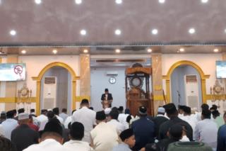 Ribuan Jemaah Padati Masjid Agung Al-Ikhlas, Bupati Rohil Ajak Perkuat Keimanan dan Ukhuwah