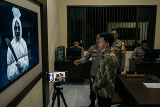 Heboh Pocong Bawa Parang Ketuk Rumah Warga di Pelalawan, Polisi Ungkap Foto Viral Ternyata Rekayasa 