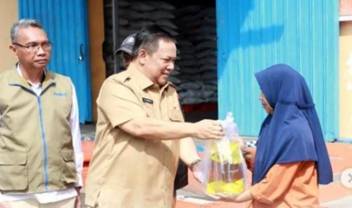 Plt Gubri Salurkan 20 Kg Beras dan 4 Liter Minyak Goreng kepada Warga Pekanbaru