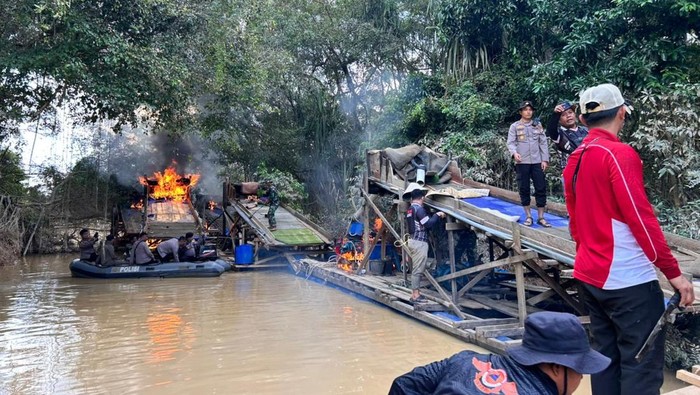 Polri-TNI Tertibkan PETI di Sungai Kuantan, 145 Rakit Tambang Ilegal Dimusnahkan