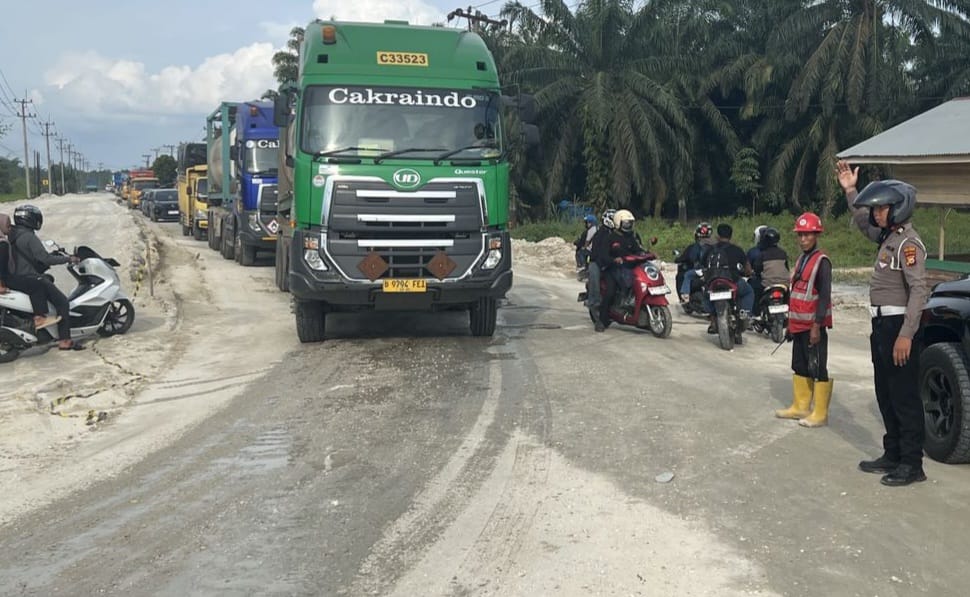 Tertibkan Penyerobot Antrean, Satlantas Pelalawan Tilang Pengendara Penyebab Kemacetan di Jalintim