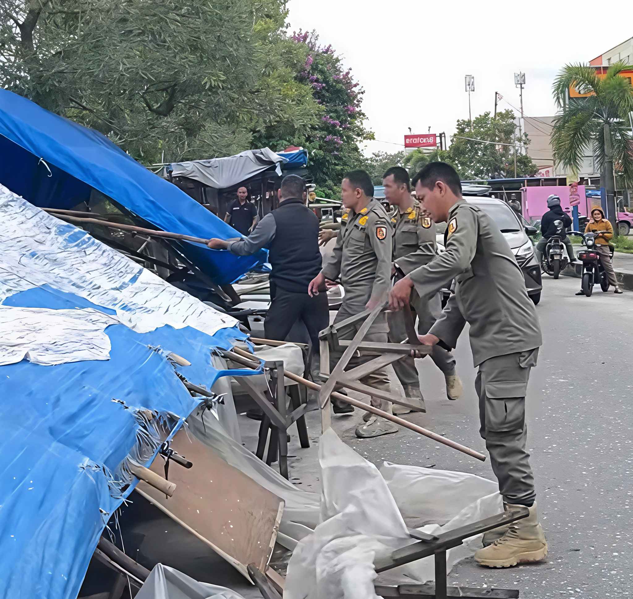 Satpol PP Pastikan Penataan PKL di Jalan HR Soebrantas Terus Berlanjut