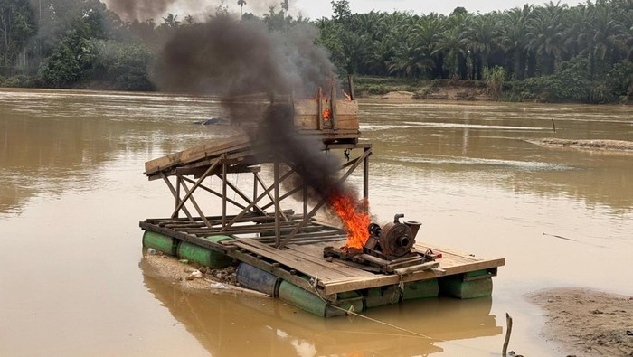 Polisi Musnahkan 31 Rakit Tambang Emas Ilegal di Sungai Kuantan