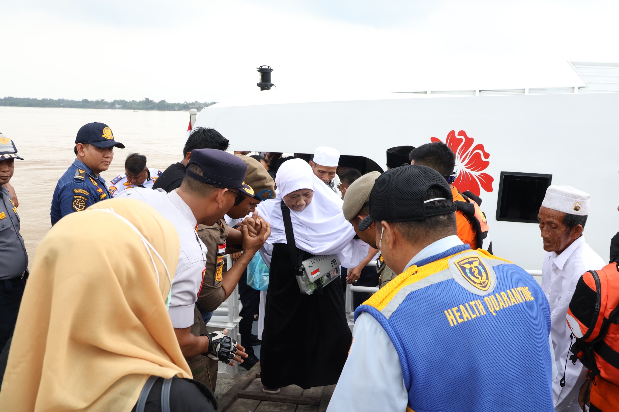 Wabup Yuliantini Sambut Kepulangan 307 Jamaah Haji Inhil di Pelabuhan Laksda Tembilahan