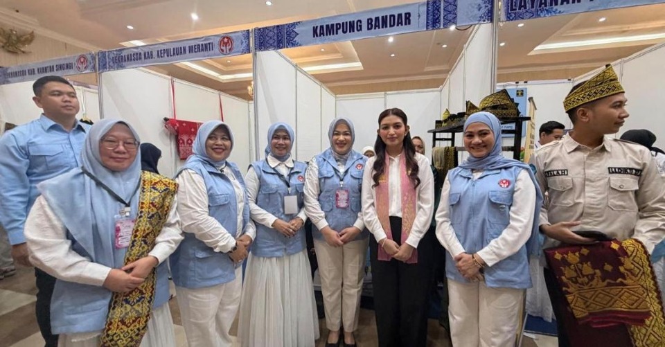 Selvi Gibran Kepincut Produk Sagu Meranti, Borong Kuliner hingga Songket Khas Daerah