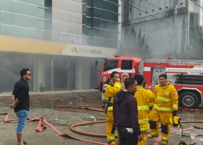 Lantai Bawah Bank Mega Duri Terbakar, Polisi Selidiki Penyebab Kebakaran
