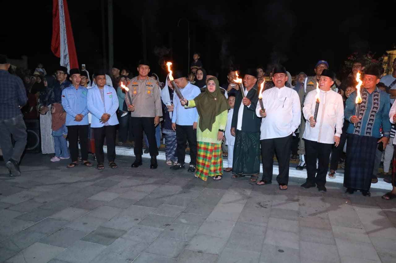 Cahaya 1.200 Obor Terangi Kota Siak Sambut Tahun Baru Islam 1448 Hijriah