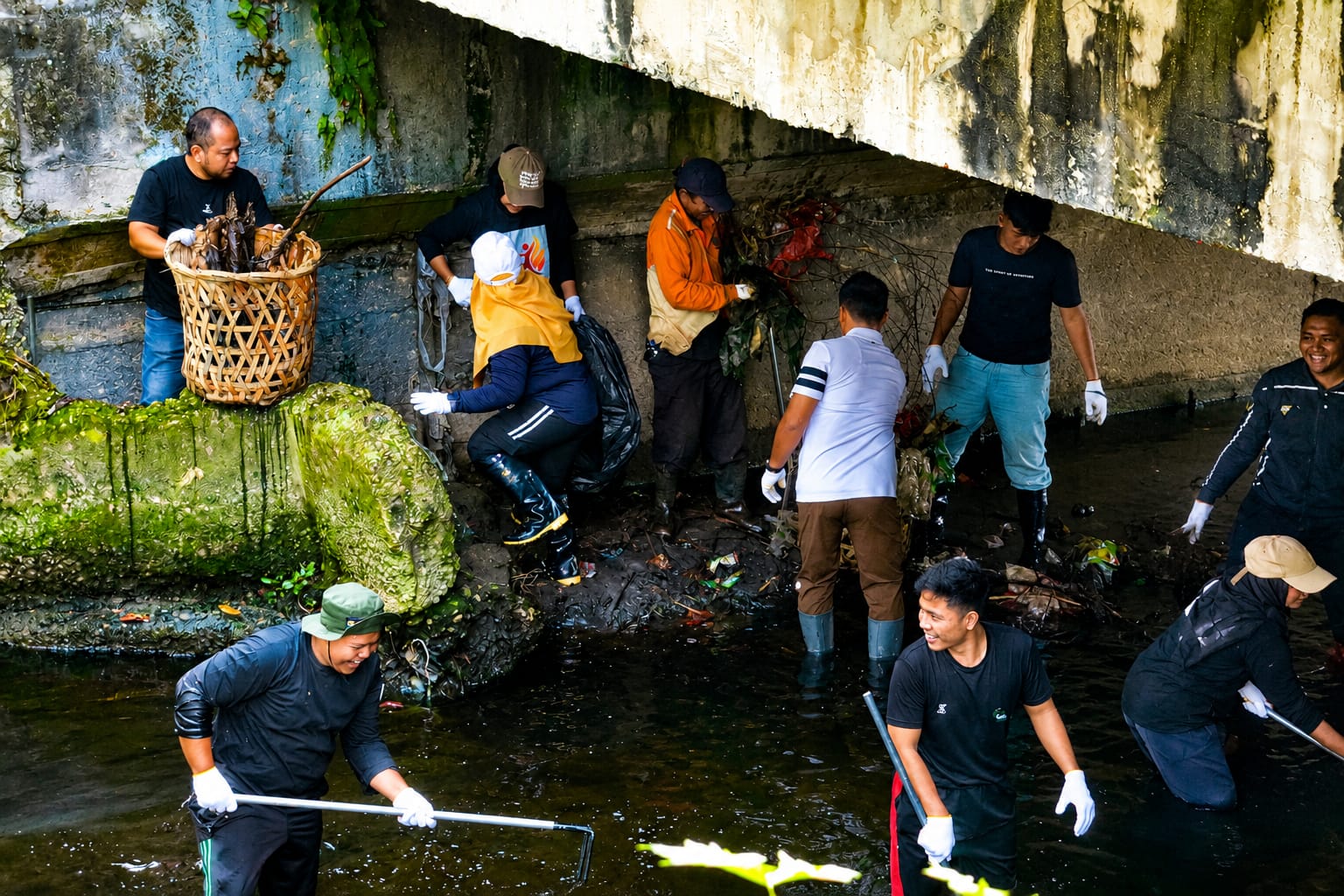 Kolaborasi Hijau, DLHK Pekanbaru dan BEM UNRI Angkut Sampah di Sungai Sail