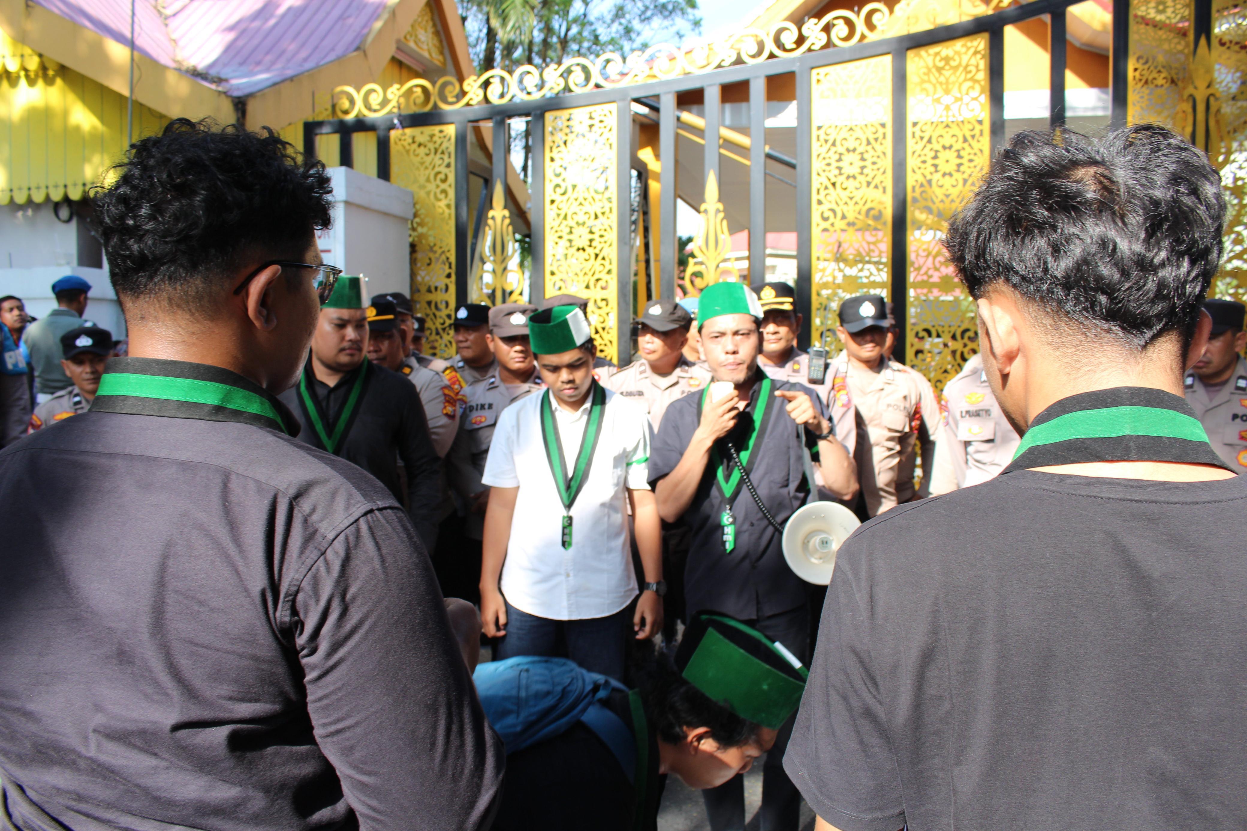 Bertema Revolusi Indonesia Emas, Puluhan Mahasiswa HMI Pekanbaru Gelar Aksi di DPRD Riau