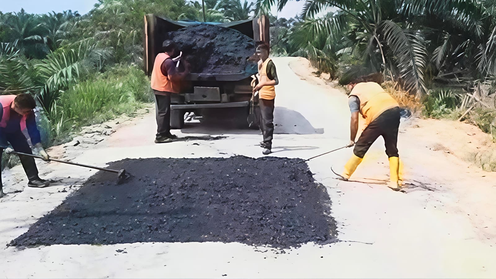 Pemprov Riau Gerak Cepat Perbaiki Jalan Simpang Perak Pelalawan, Warga Beri Apresiasi