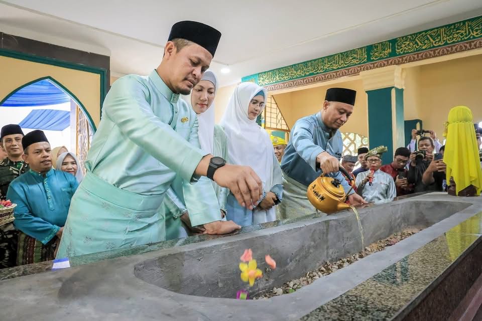 Wako dan Wawako Kenang Jasa Pendiri Kota Lewat Ziarah ke Makam Marhum Pekan