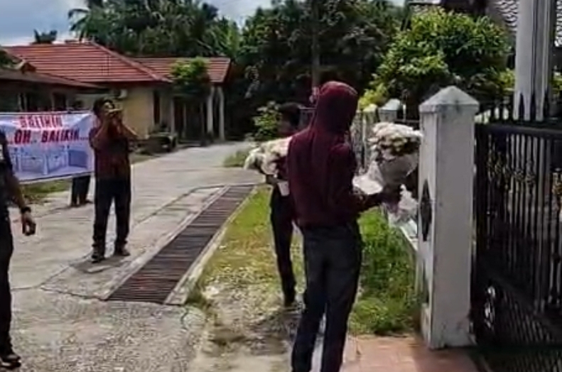 Kocak! Keluarga Selebgram Pekanbaru Didatangi Penagih Hutang sambil Joget-Joget
