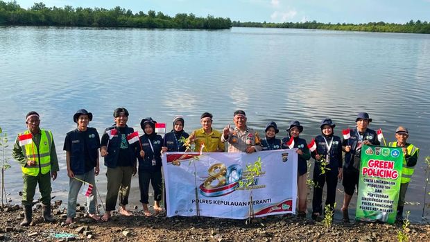 Jaga Pulau Terluar dari Abrasi, Polisi dan Mahasiswa UNRI Tanam Mangrove di Meranti