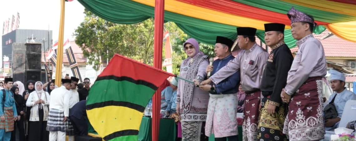 Pawai Taaruf MTQ XLIV Riau di Teluk Kuantan Meriah